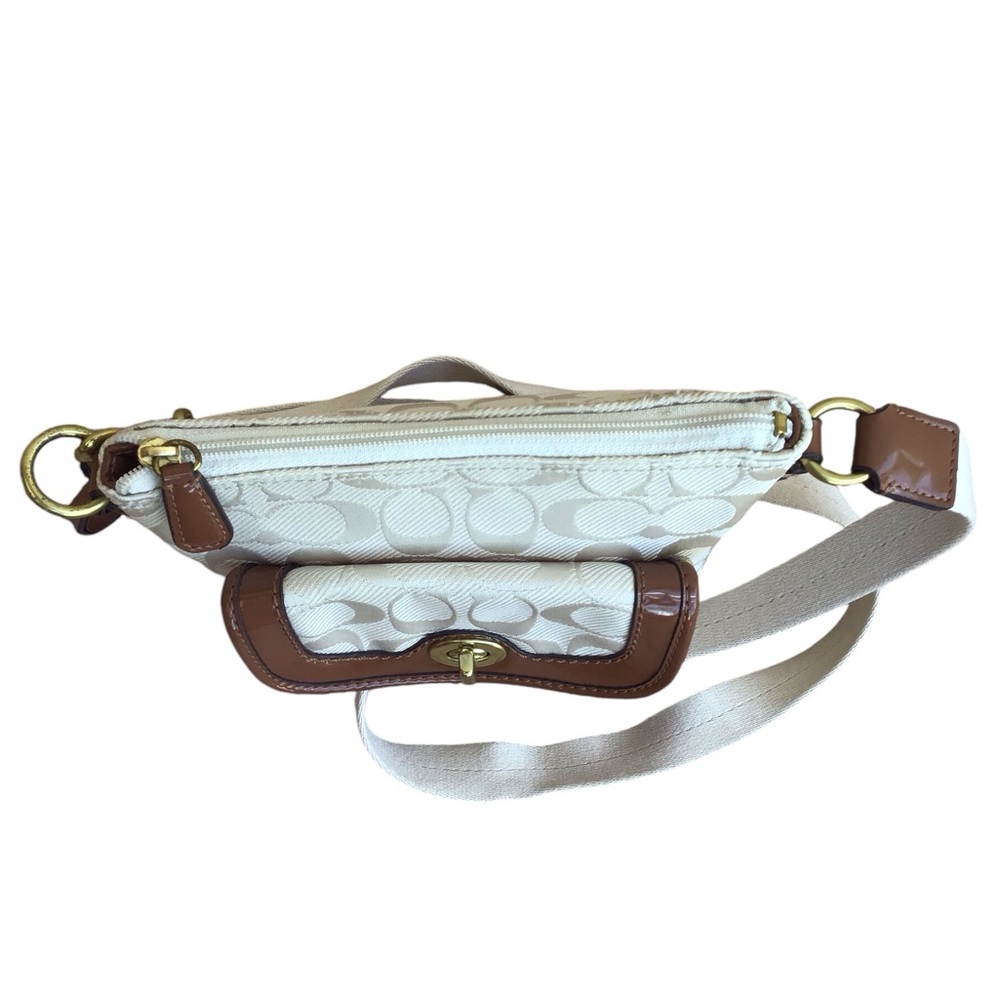 Coach Campbell Signature Twill Swingpack - Picture 14 of 17